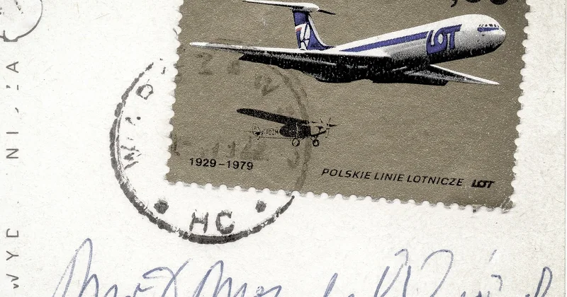 Où coller les timbres sur une carte postale ?